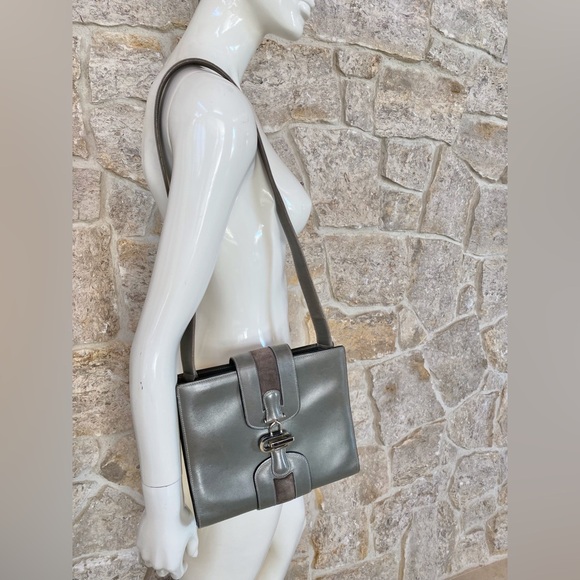 Vintage 1970s Gray Gucci Shoulder Bag with G Clasp and Suede Details - Picture 2 of 16
